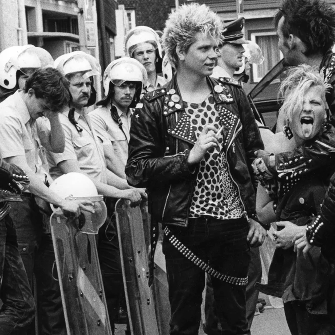 Des punks manifestent contre la réunion d'anciens membres de la SS à Bad Hersfeld en Allemagne, le 21 mai 1983. ©Getty